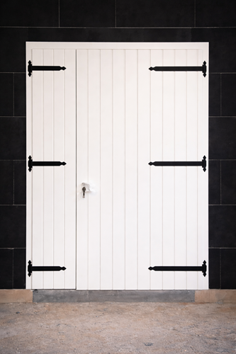 Porte en bois bardée