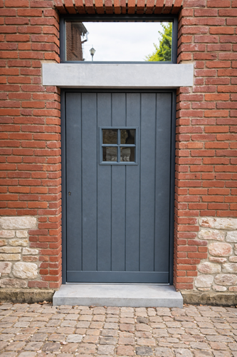 Porte en bois bardée