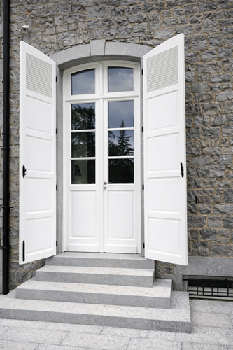 Porte bois semi-vitrée