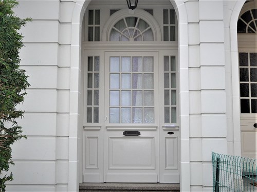 Porte bois semi-vitrée