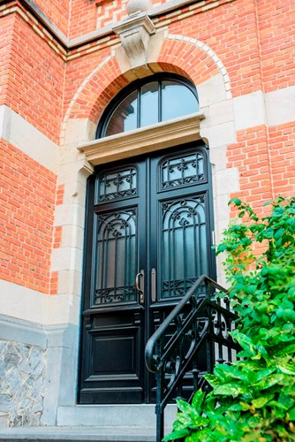 Porte en bois fer forgés