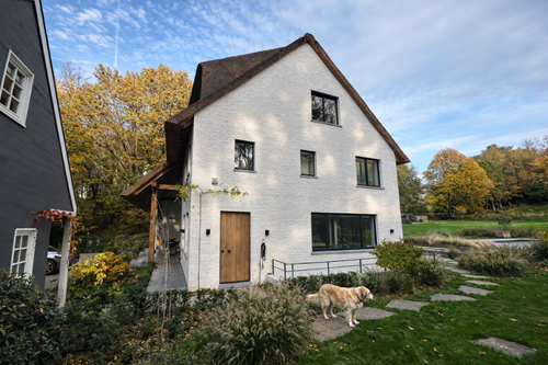 Porte en bois bardée