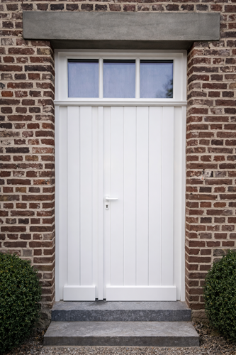 Porte en bois bardée