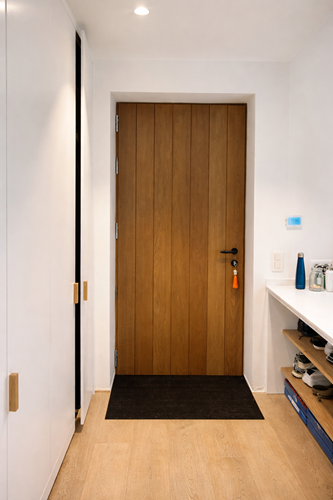 Porte en bois bardée