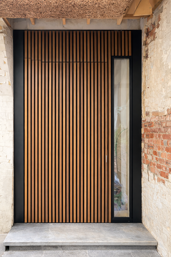 Porte en bois bardée