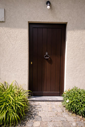 Porte en bois bardée