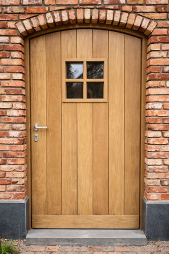 Porte en bois bardée