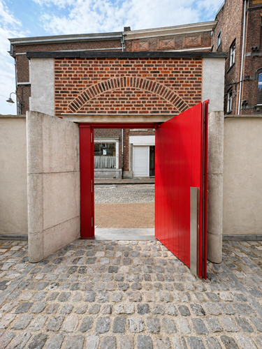 Porte finie intérieure ouverte