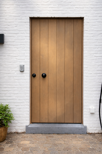 Porte en bois bardée