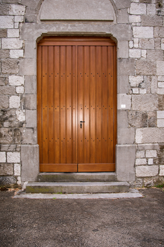 Porte en bois bardée