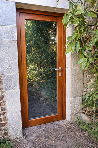 Porte bois semi-vitrée