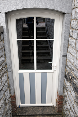 Porte bois semi-vitrée